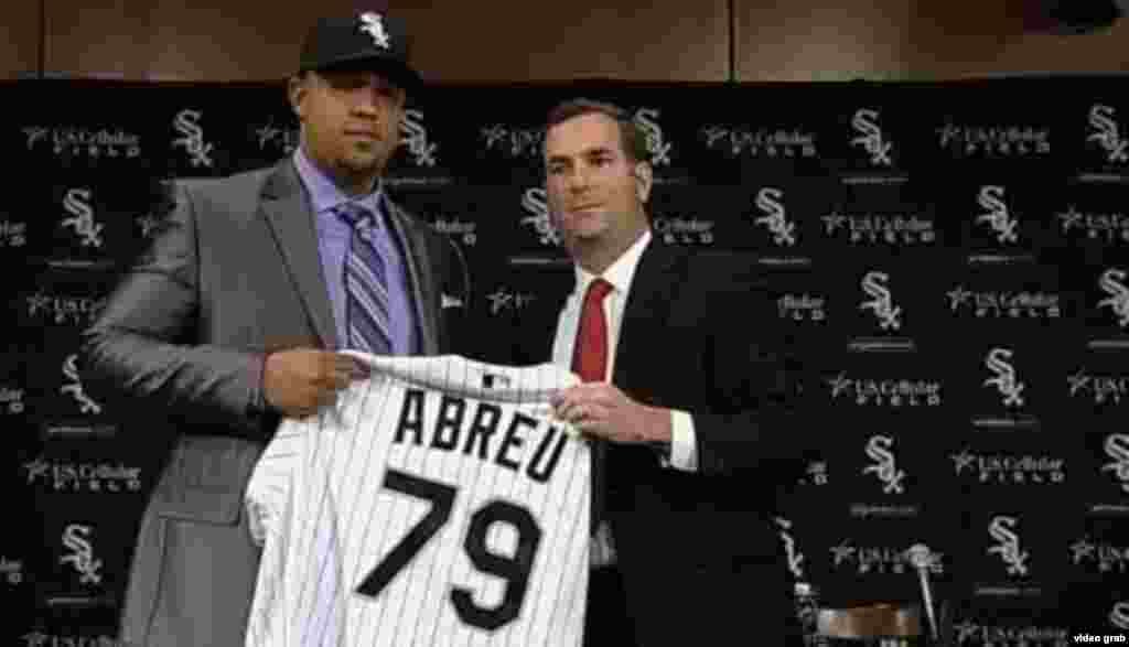 José Dariel "Pito" Abreu recibe la camiseta de los Medias Blancas de Chicago tras firmar un contrato por $68 millones, el más jugoso firmado por un cubano en las Grandes Ligas.