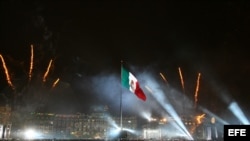La bandera mexicana en el zócalo de Ciudad de México. 