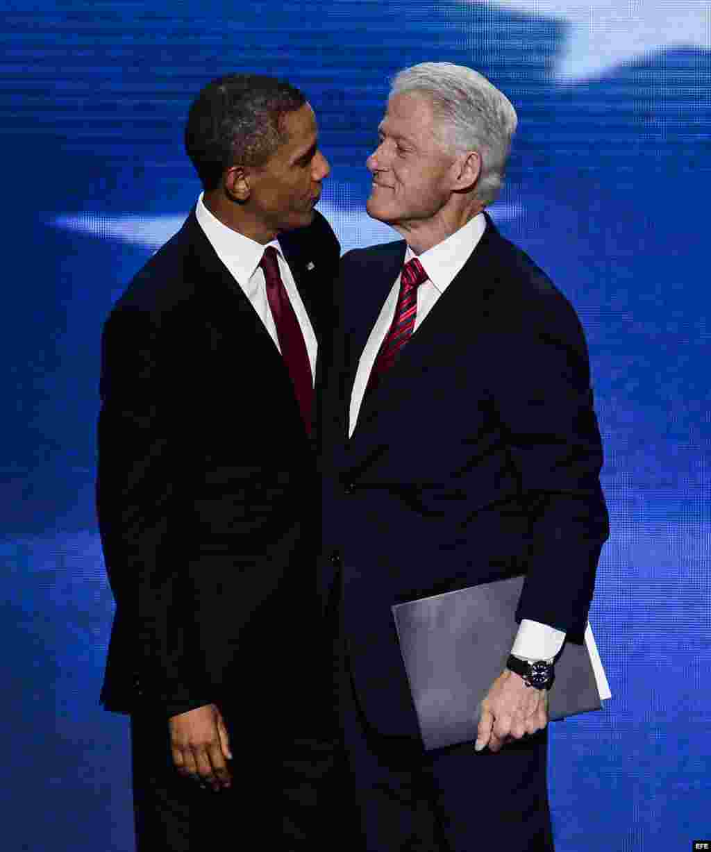 Bill Clinton y Barack Obama tras el discurso del ex mandatario en Charlotte.