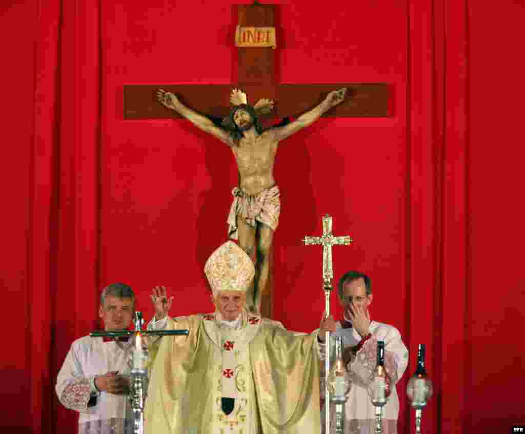 El papa Benedicto XVI en la Plaza de la Revolución Antonio Maceo donde ofreció la misa, el lunes 26 de marzo de 2012, en de Santiago de Cuba