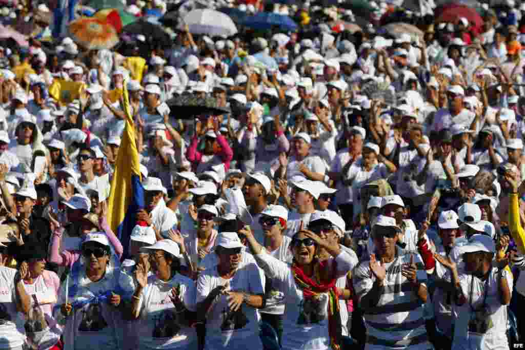 Santiagueros asisten a la misa del papa Benedicto XVI en la Plaza de la Revolución Antonio Maceo.