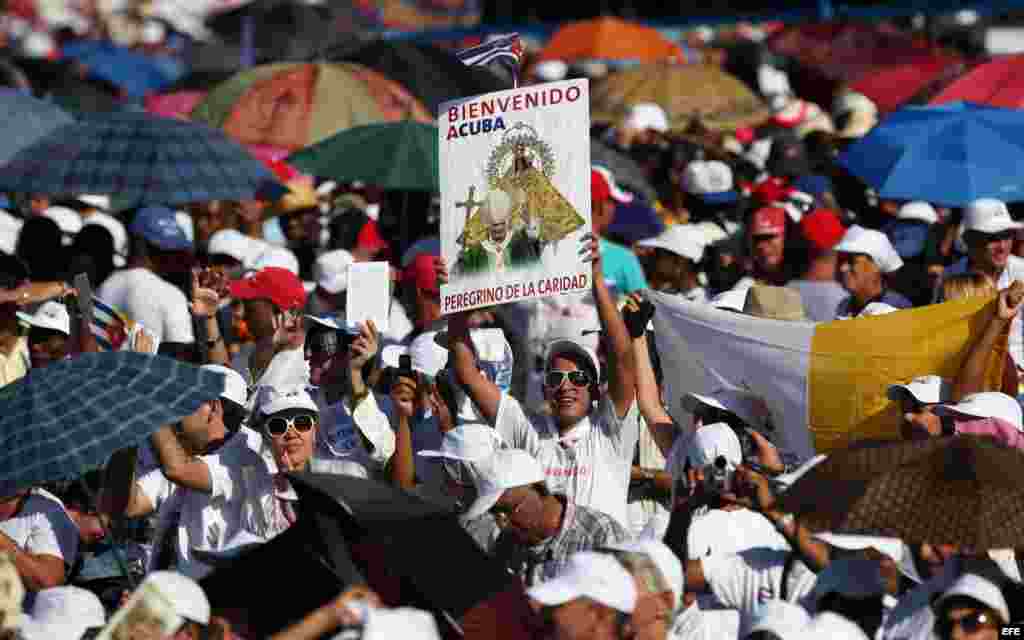 Santiagueros asisten a la misa del papa Benedicto XVI en la Plaza de la Revolución Antonio Maceo.