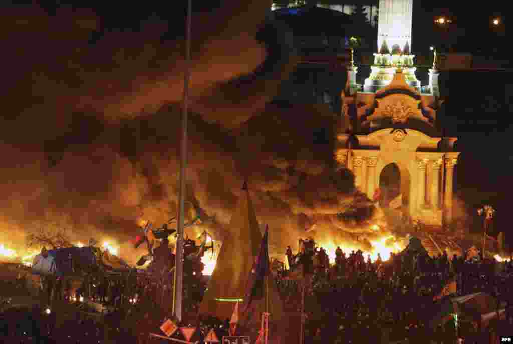 Vista del humo que proviene de la quema de neumáticos en la Plaza de la Independencia donde continúan las protestas en Kiev (Ucrania) hoy, martes 18 de febrero de 2014. 